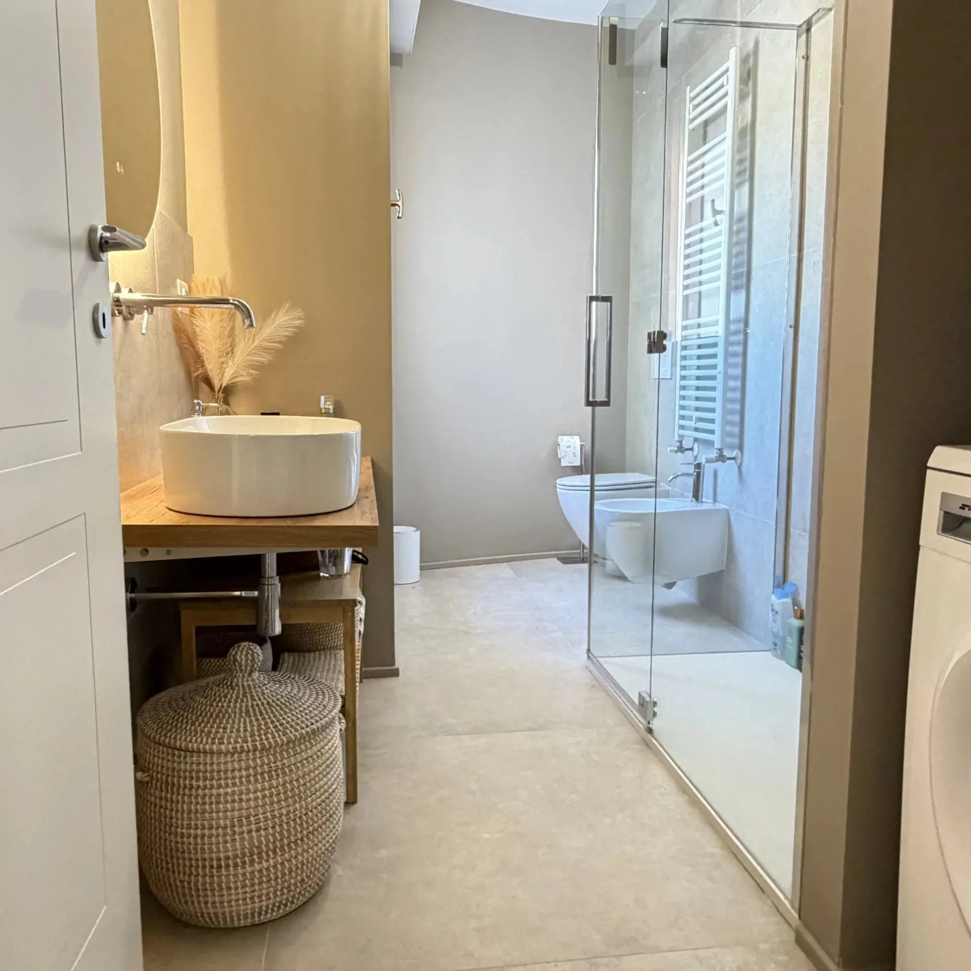 Secondo bagno con zona lavanderia della villetta a Ciarnin