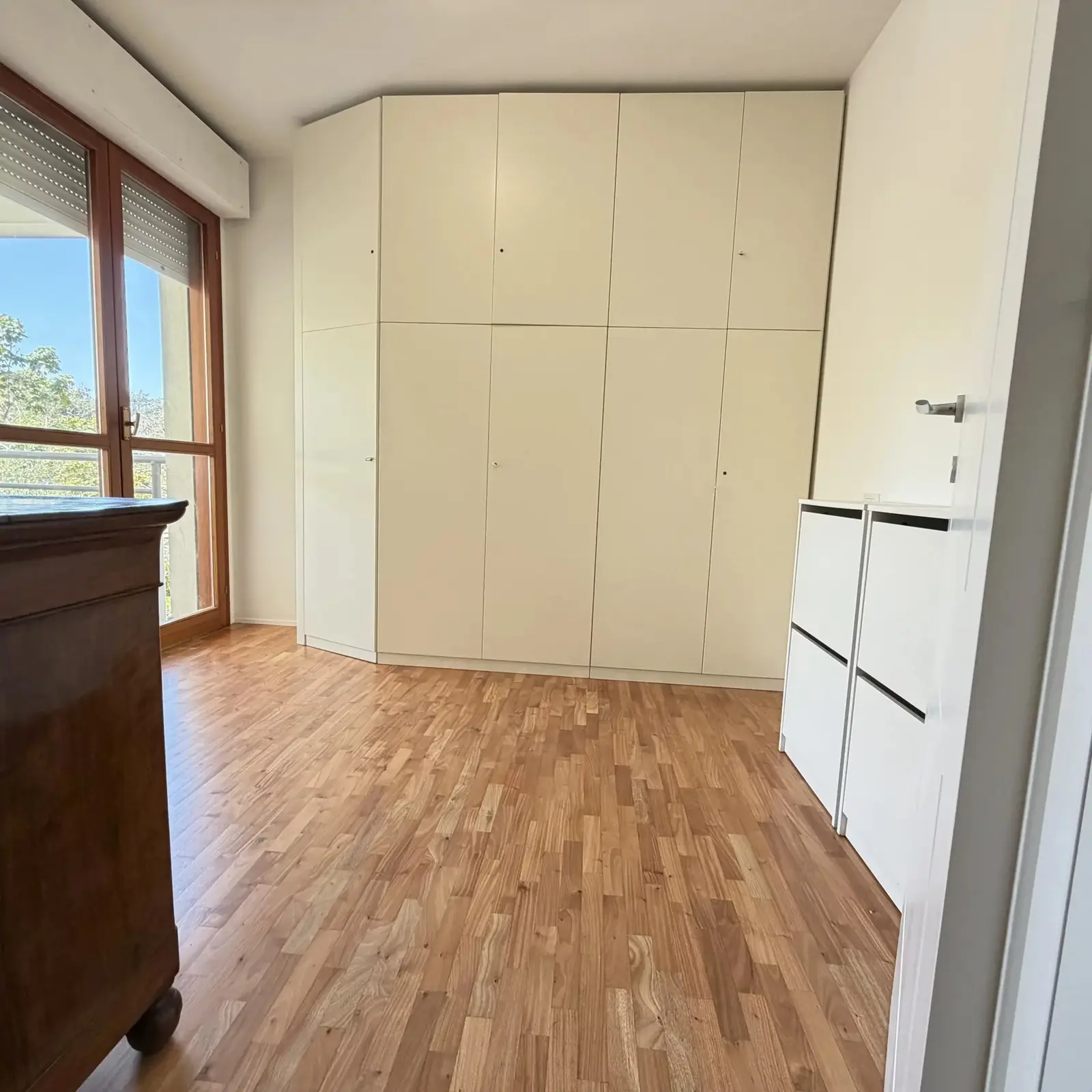 Terza camera con ampio armadio a muro e pavimento in parquet, villetta indipendente a Ciarnin, Senigallia