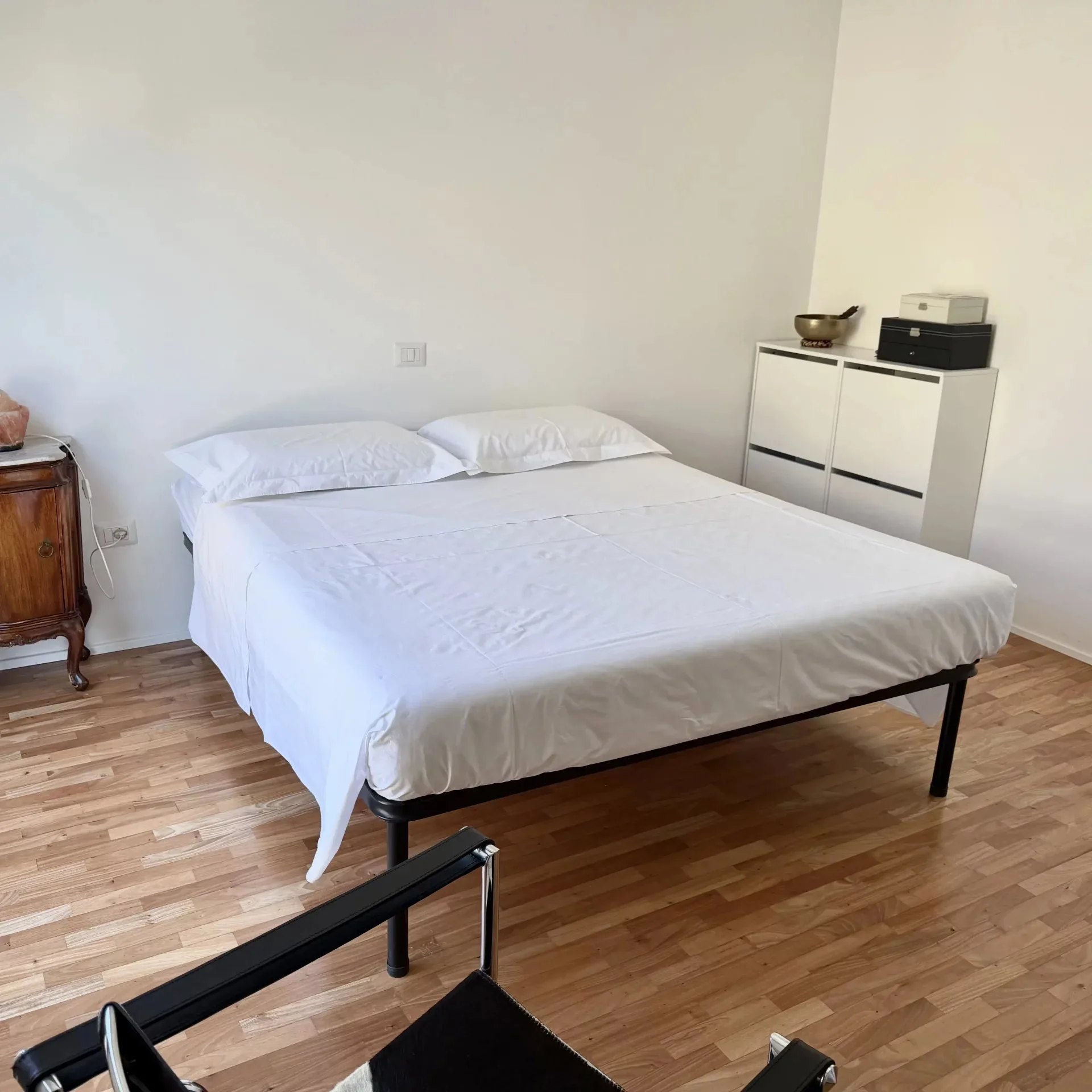 Camera da letto matrimoniale al piano superiore della villetta a Ciarnin