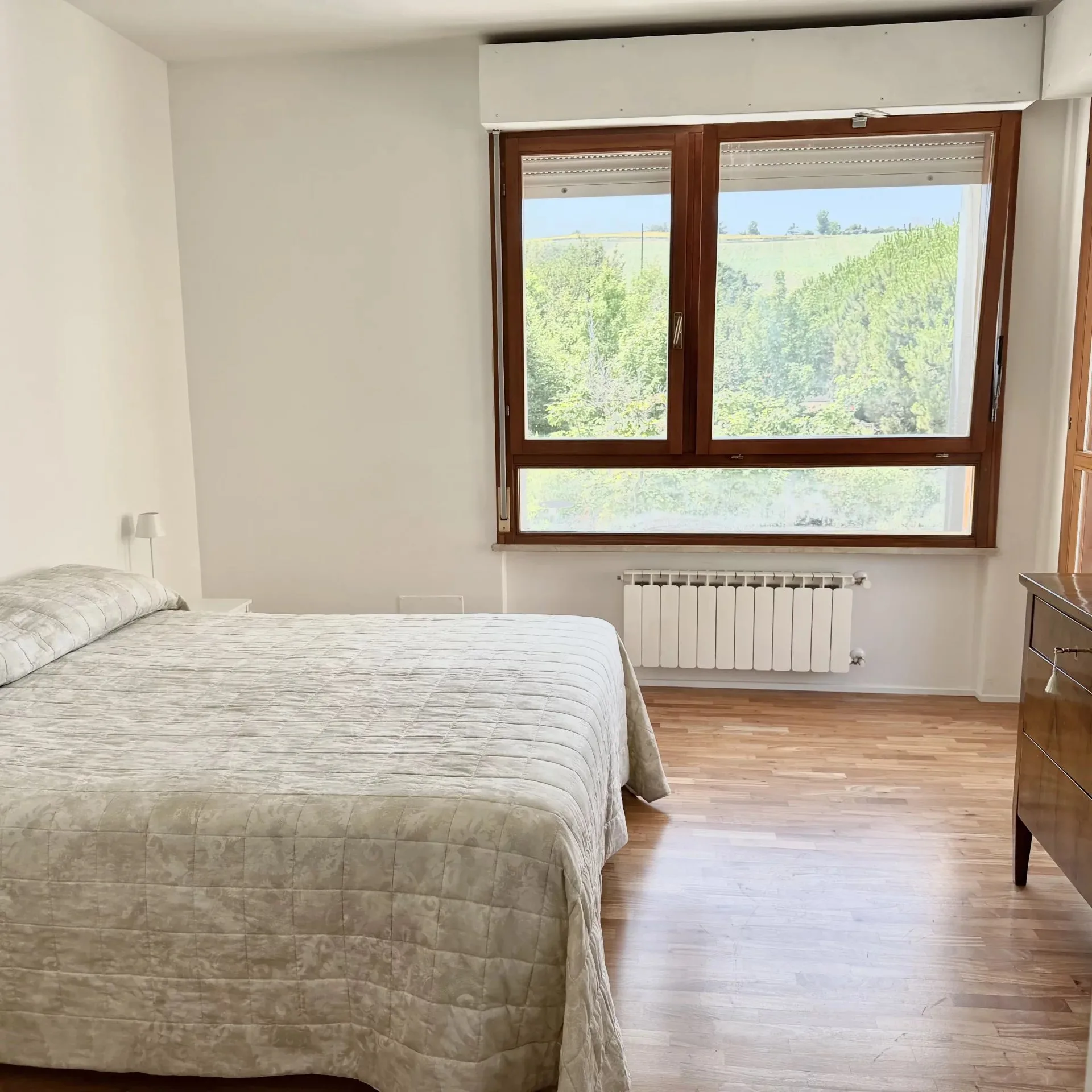Seconda camera da letto con vista sulla campagna della villetta a Ciarnin