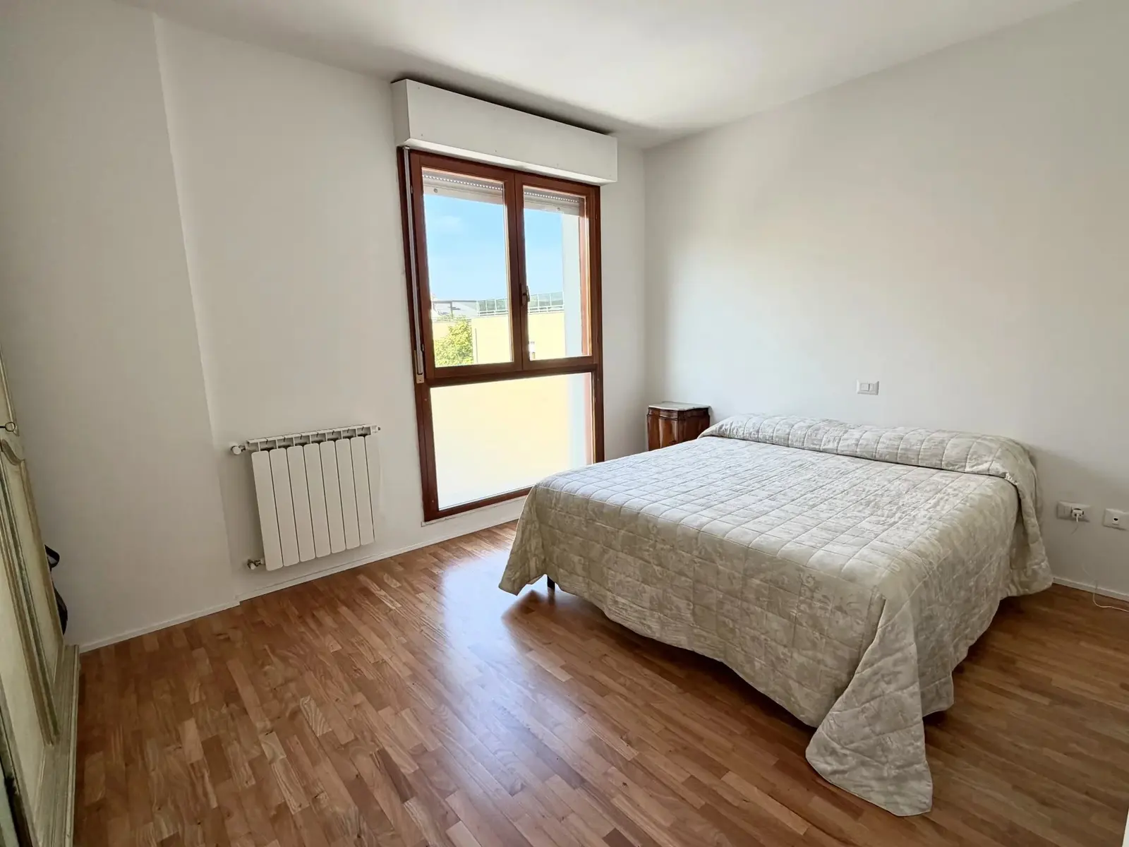 Seconda camera matrimoniale luminosa con parquet, villetta indipendente a Ciarnin, Senigallia