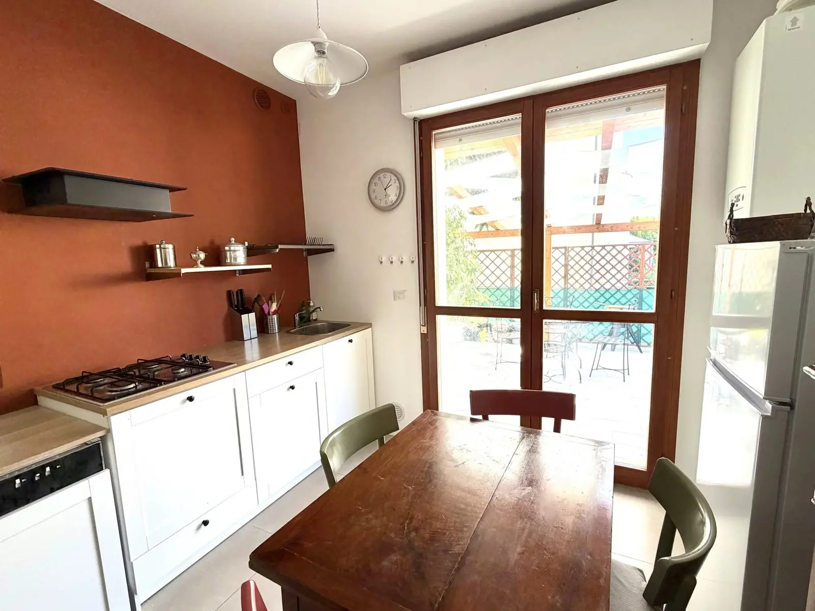 Cucina abitabile con tavolo da pranzo e accesso diretto al terrazzo, villetta indipendente a Ciarnin, Senigallia