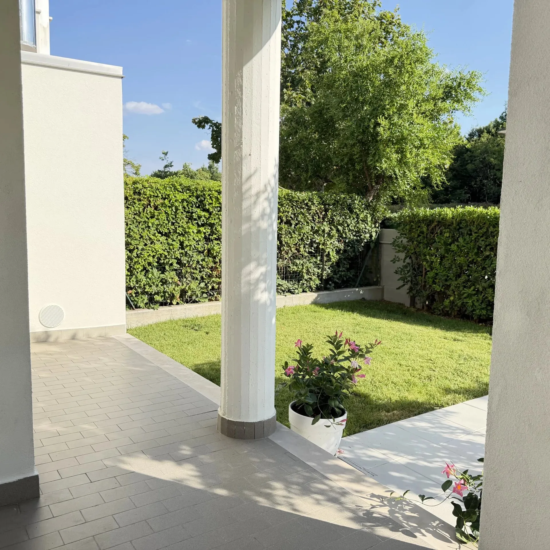 Portico d'ingresso con vista sul giardino della villetta indipendente a Ciarnin, Senigallia
