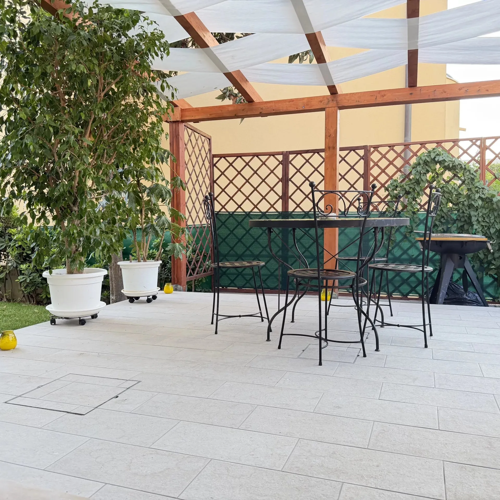 Gazebo con tavolo da pranzo nel giardino della villetta a Ciarnin, Senigallia