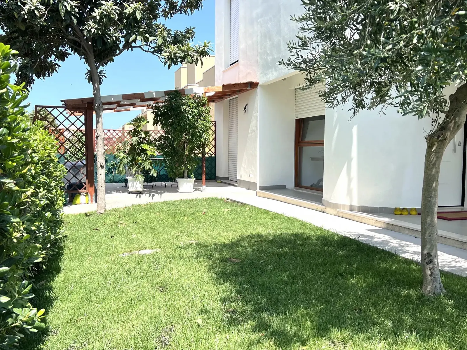 Giardino con gazebo della villetta indipendente in vendita a Senigallia, zona Ciarnin – Luigi Marinangeli