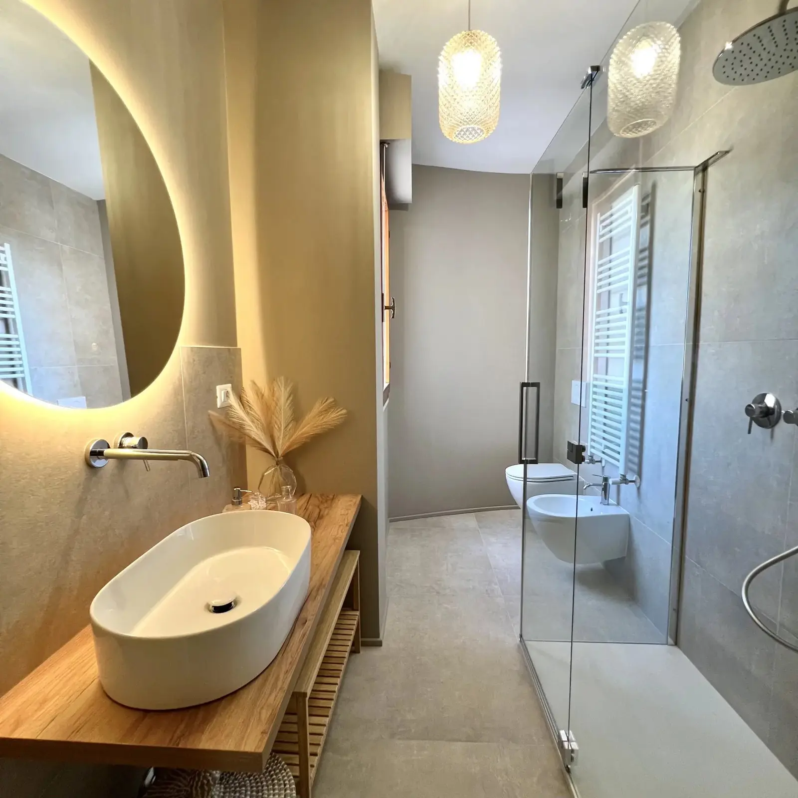 Secondo bagno con doccia in cristallo e lavabo d’appoggio su mensola in legno, villetta indipendente a Ciarnin, Senigallia