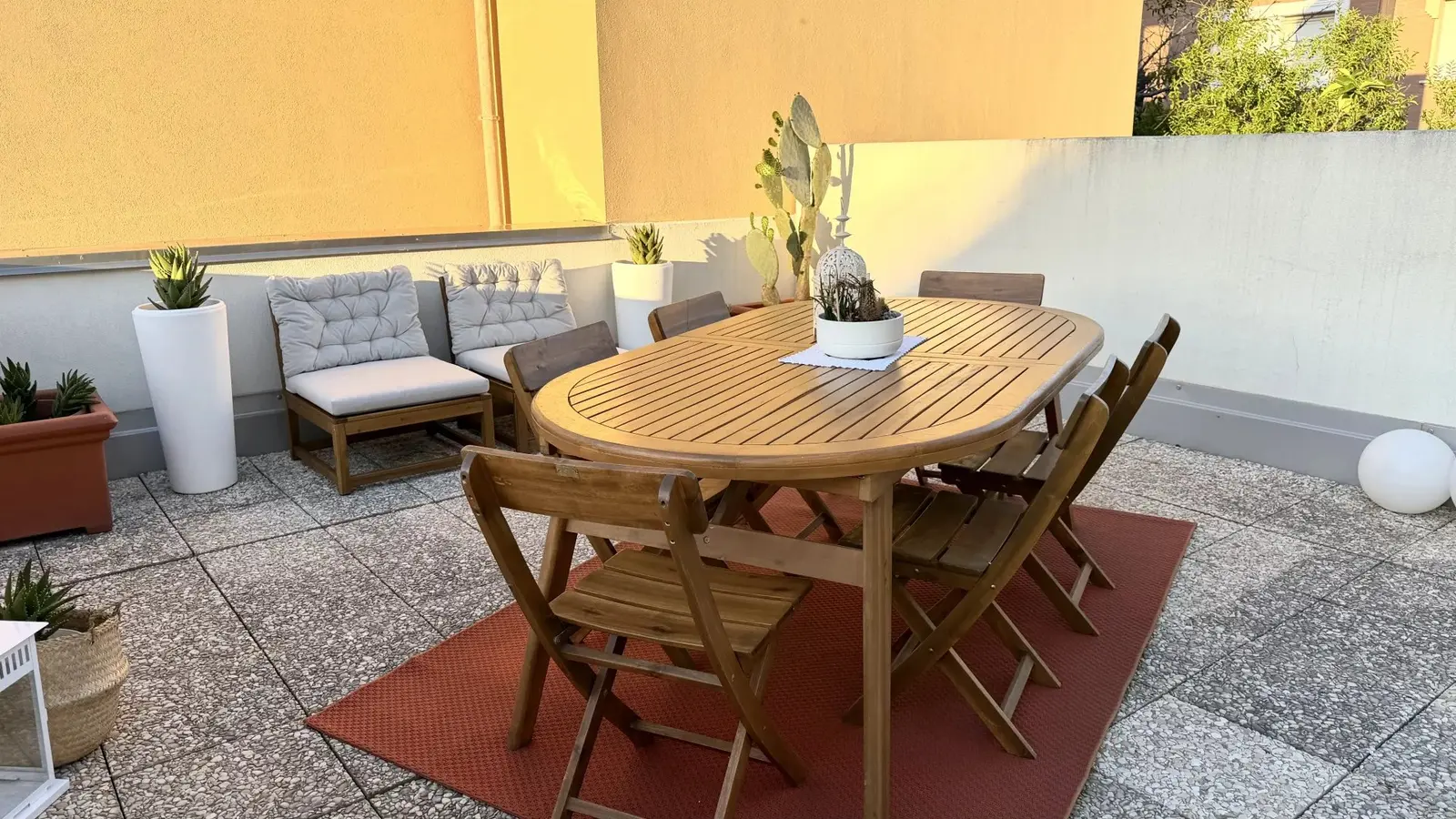 Terrazzo di 38 m² con tavolo da pranzo e divanetti, villetta indipendente a Ciarnin, Senigallia