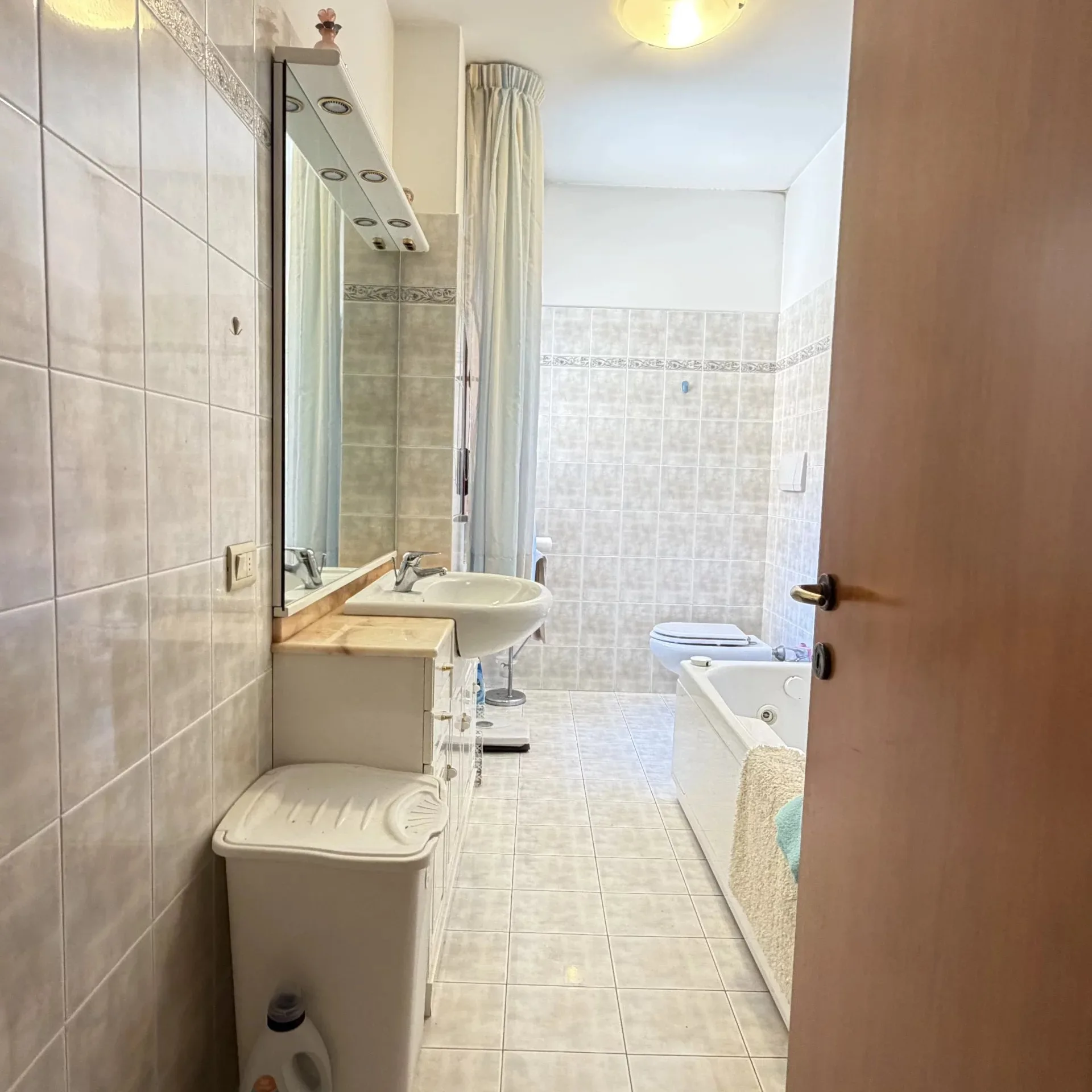 Bagno con vasca idromassaggio dell'appartamento a Ciarnin, Senigallia