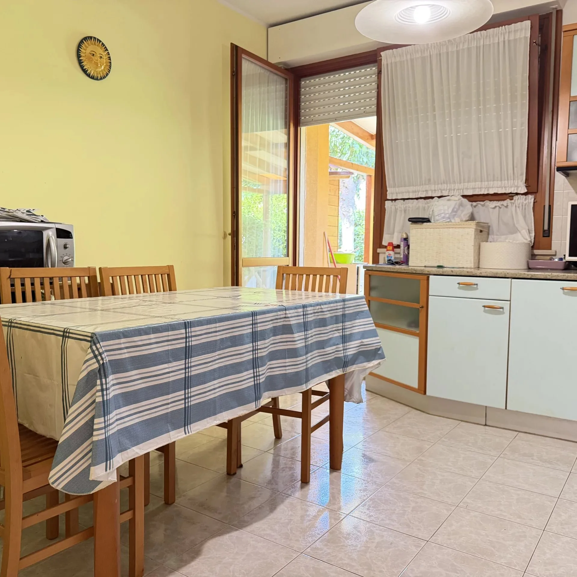 Cucina abitabile dell'appartamento con giardino a Ciarnin, Senigallia