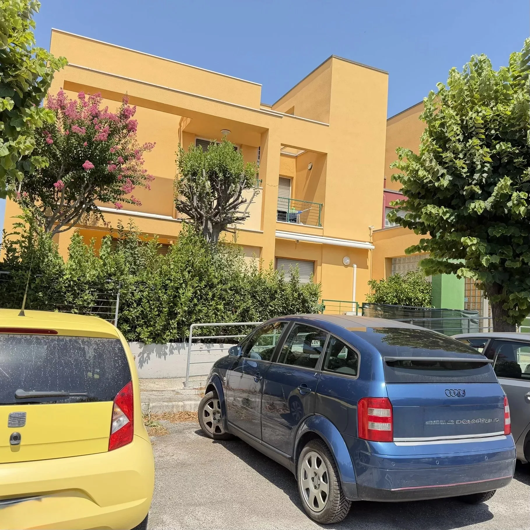 Facciata della palazzina dell'appartamento con giardino a Ciarnin, Senigallia