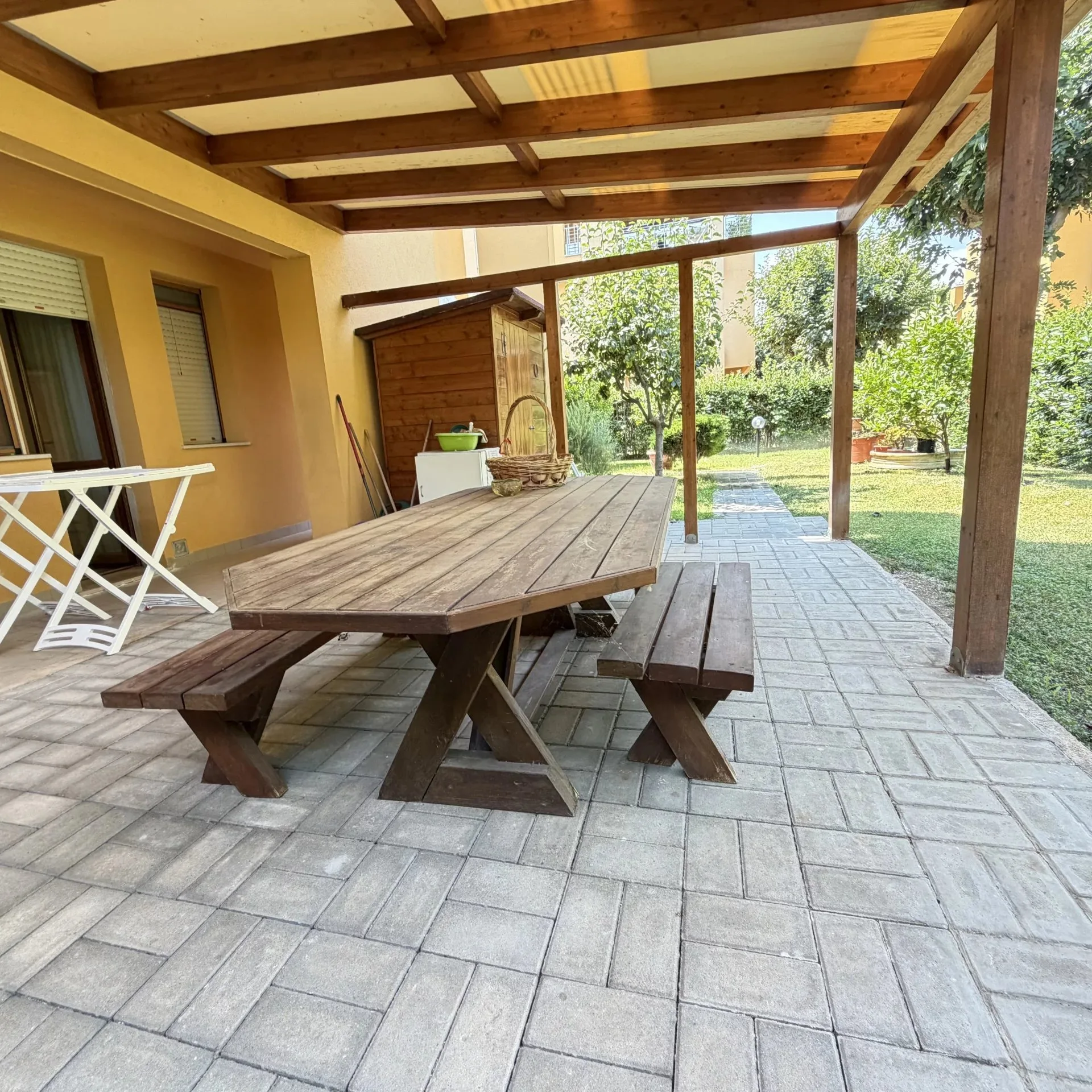 Gazebo con deposito in legno nel giardino dell'appartamento a Ciarnin