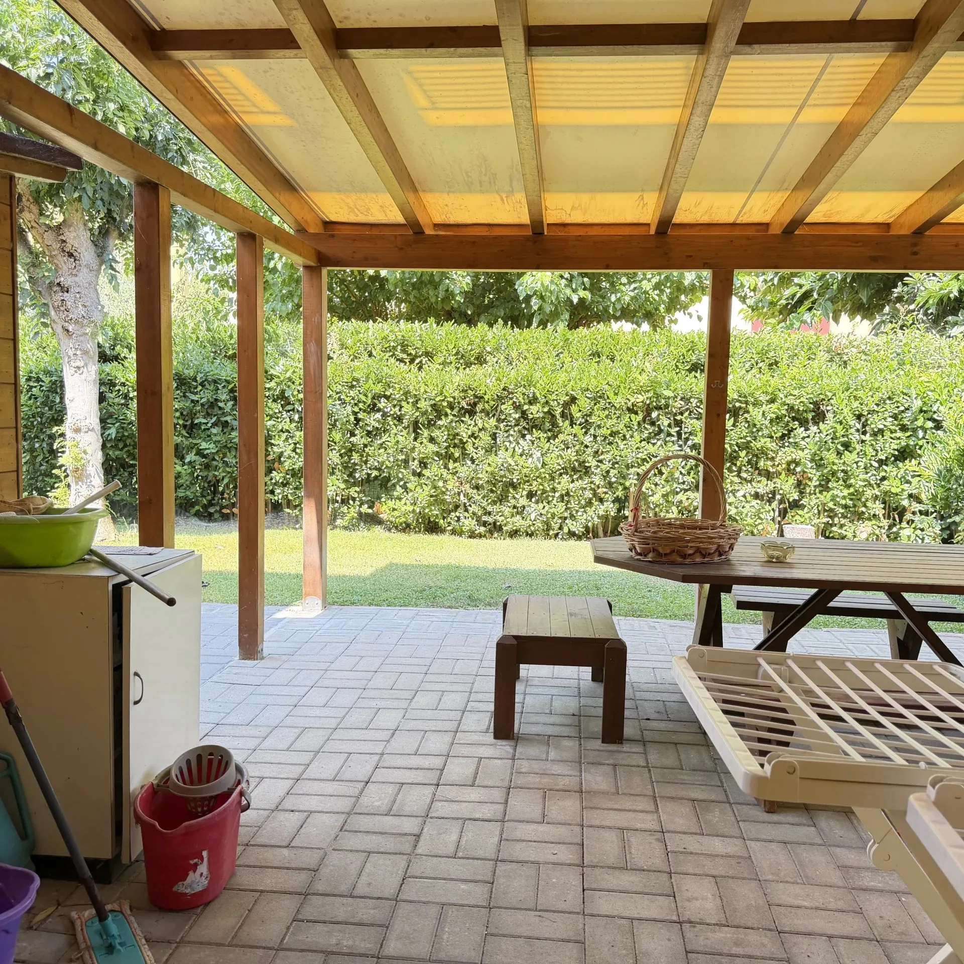 Zona lavanderia esterna coperta dal gazebo dell'appartamento a Ciarnin