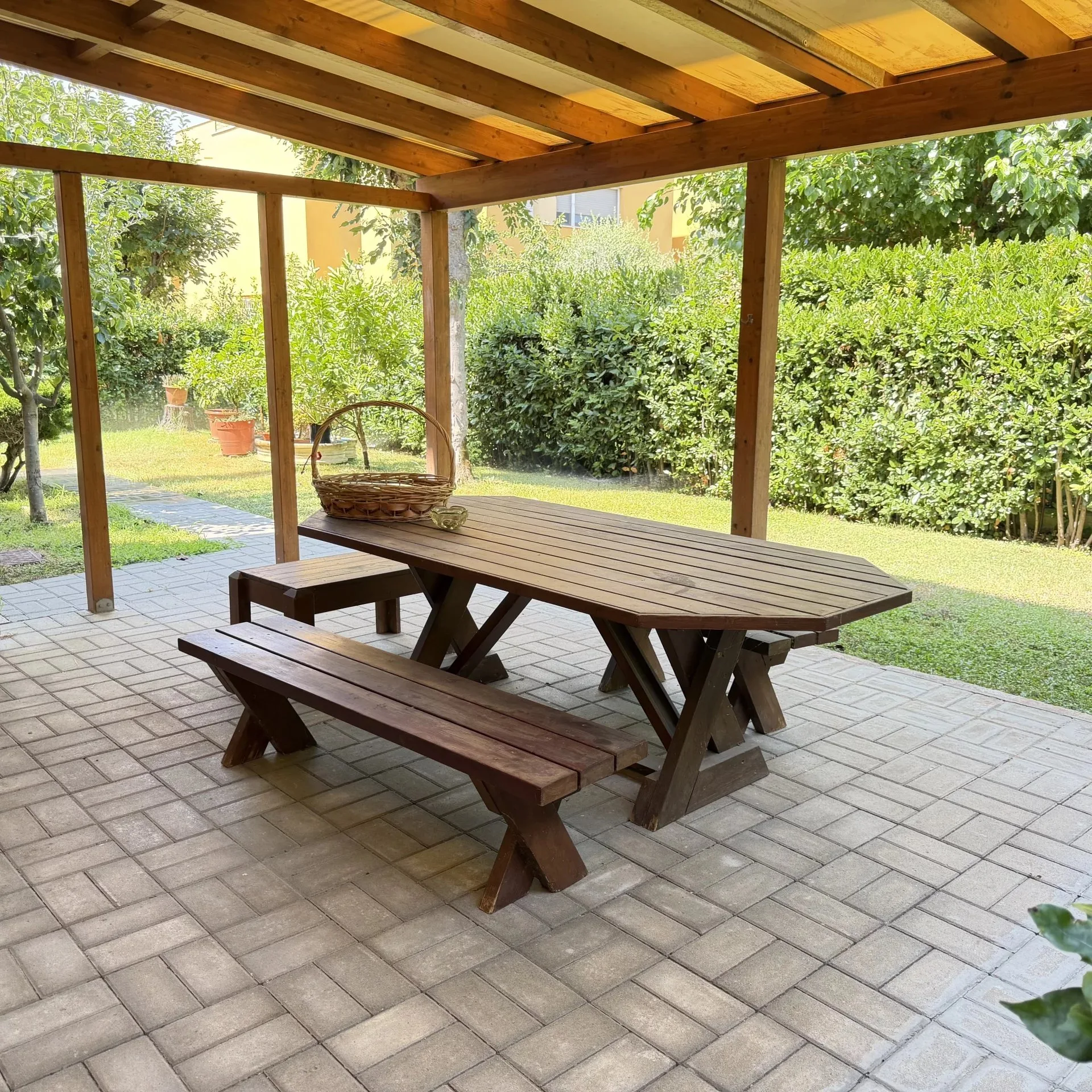 Gazebo con tavolo da pranzo nel giardino dell'appartamento a Ciarnin