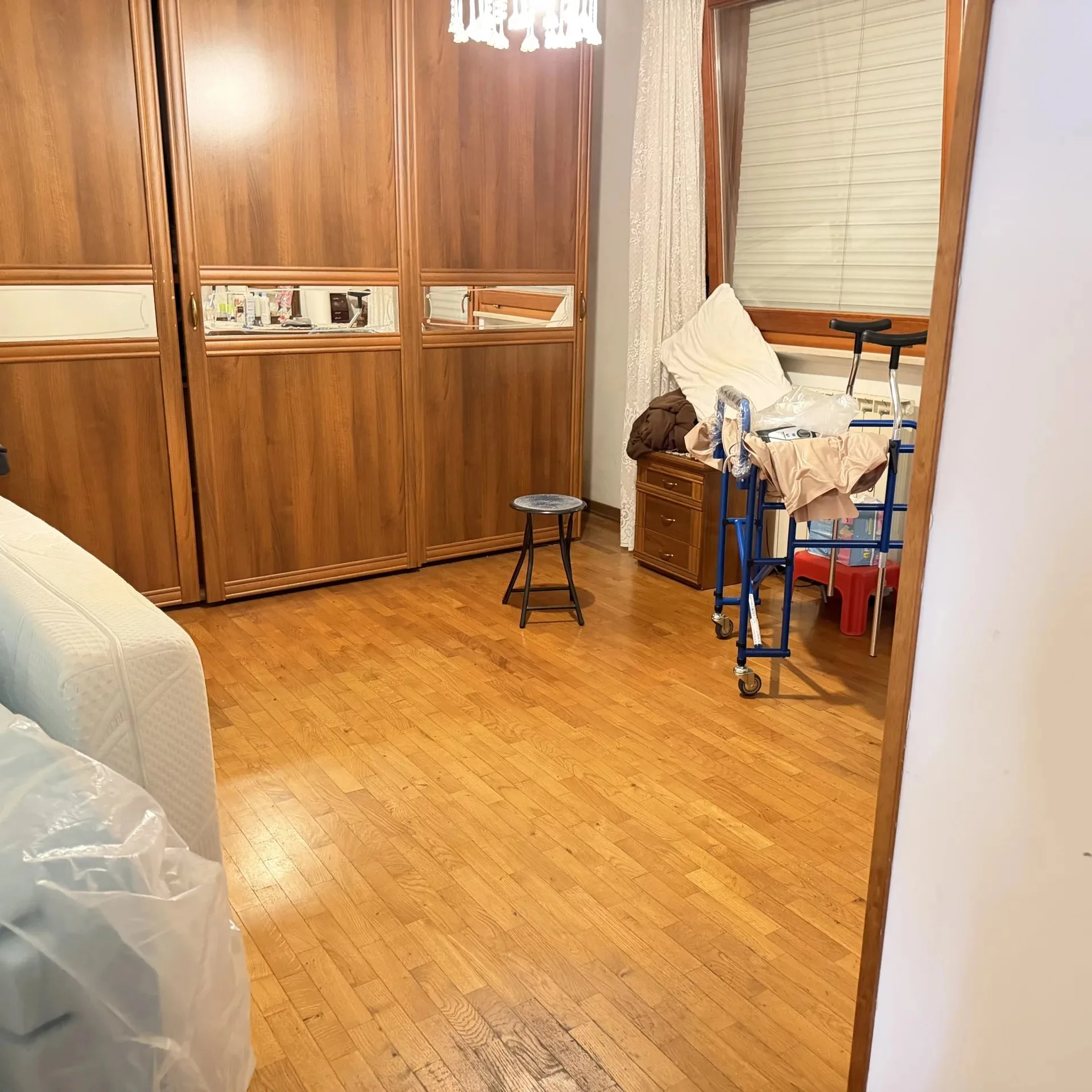 Seconda camera da letto con armadio dell'appartamento a Ciarnin