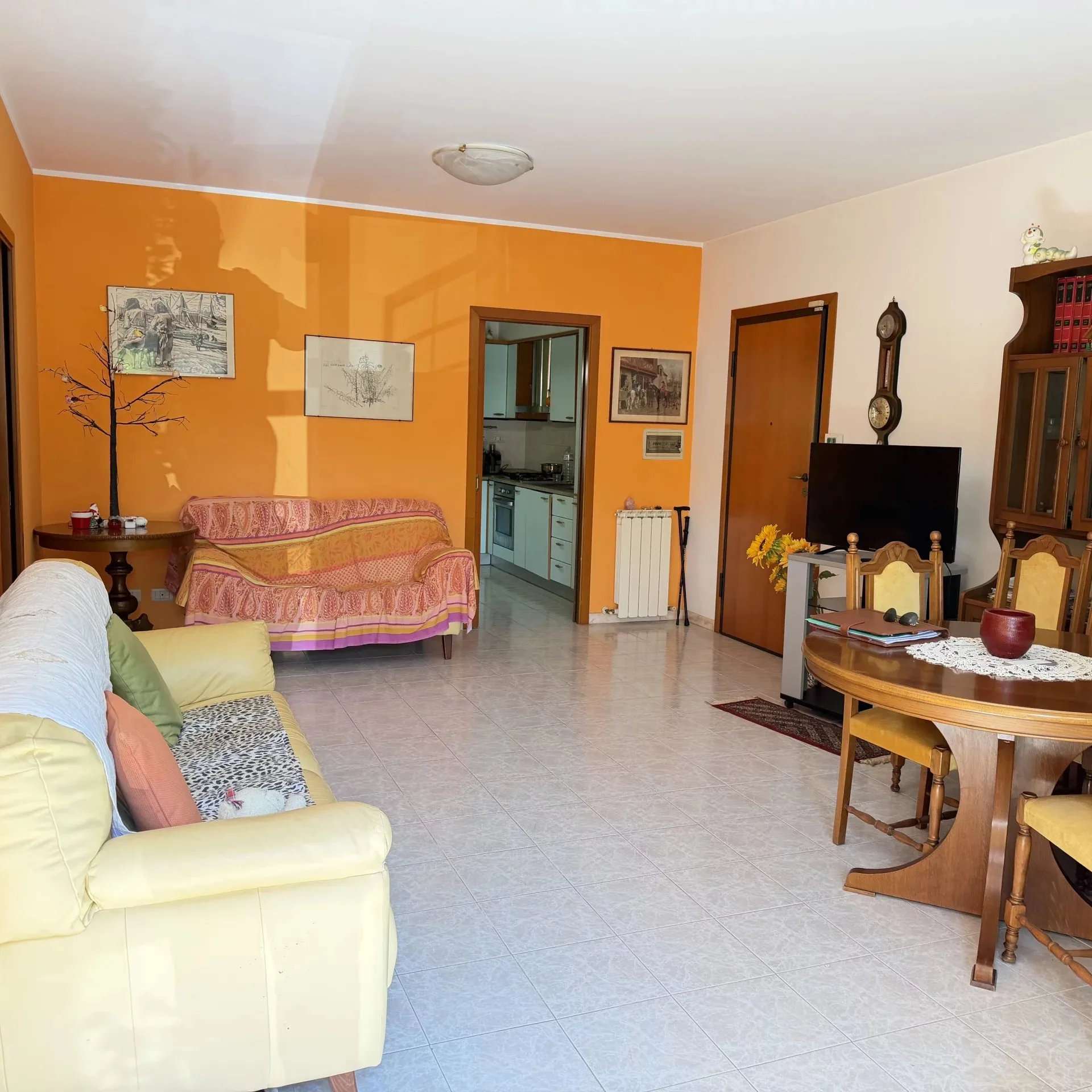 Soggiorno con sala da pranzo e vista sulla cucina dell'appartamento a Ciarnin