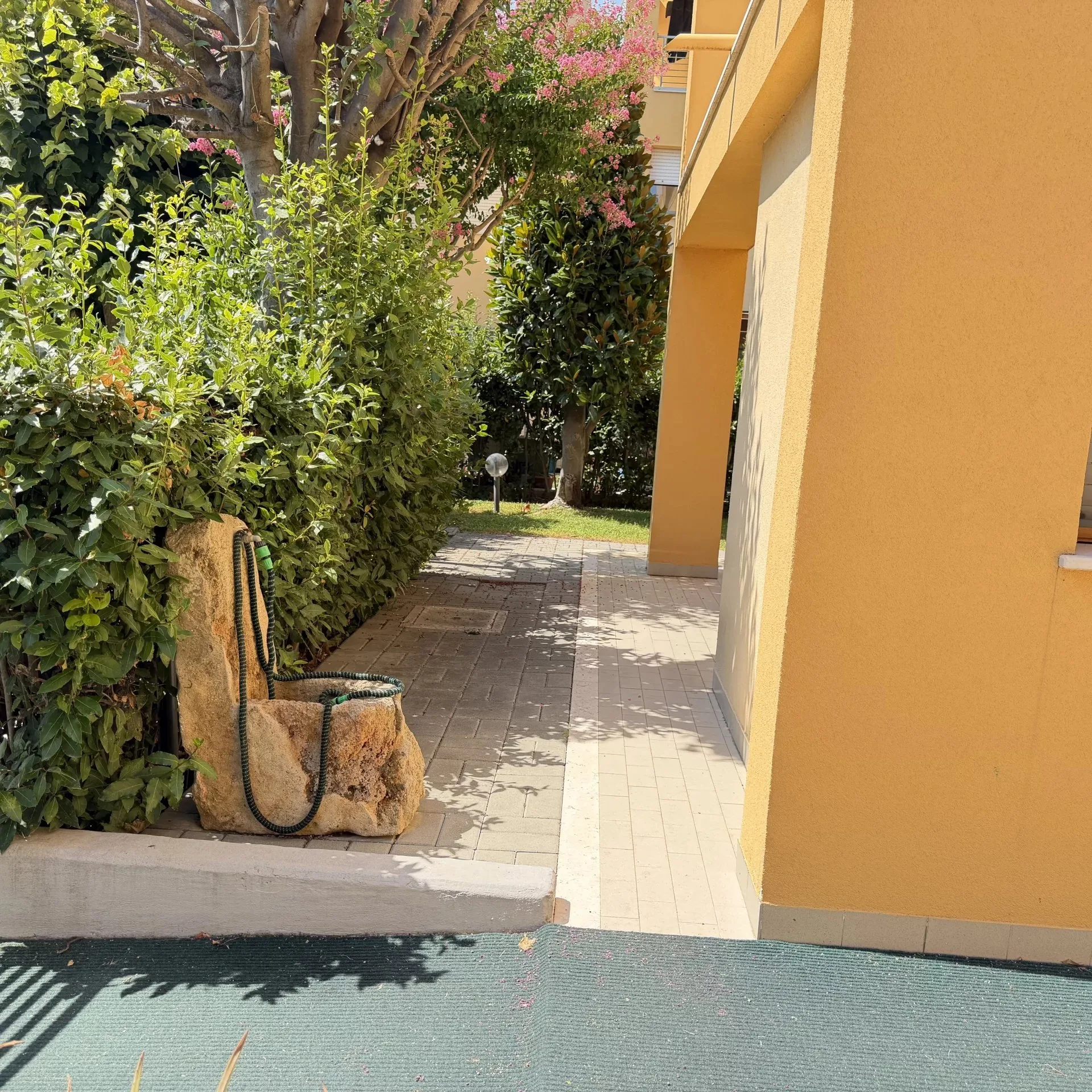 Vialetto laterale del doppio ingresso dell'appartamento a Ciarnin, Senigallia