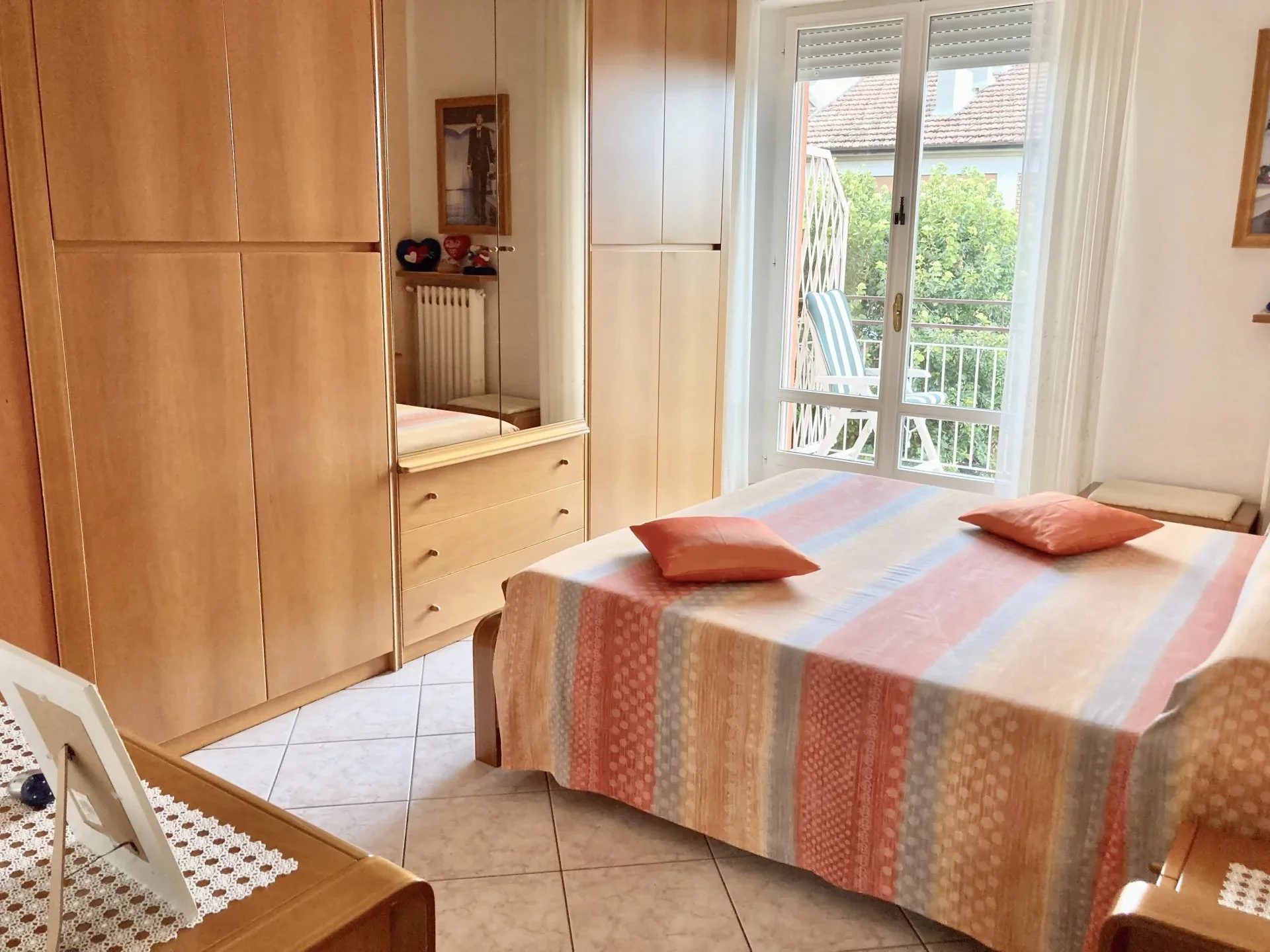 Camera da letto matrimoniale con accesso al balcone dell'appartamento a Montemarciano