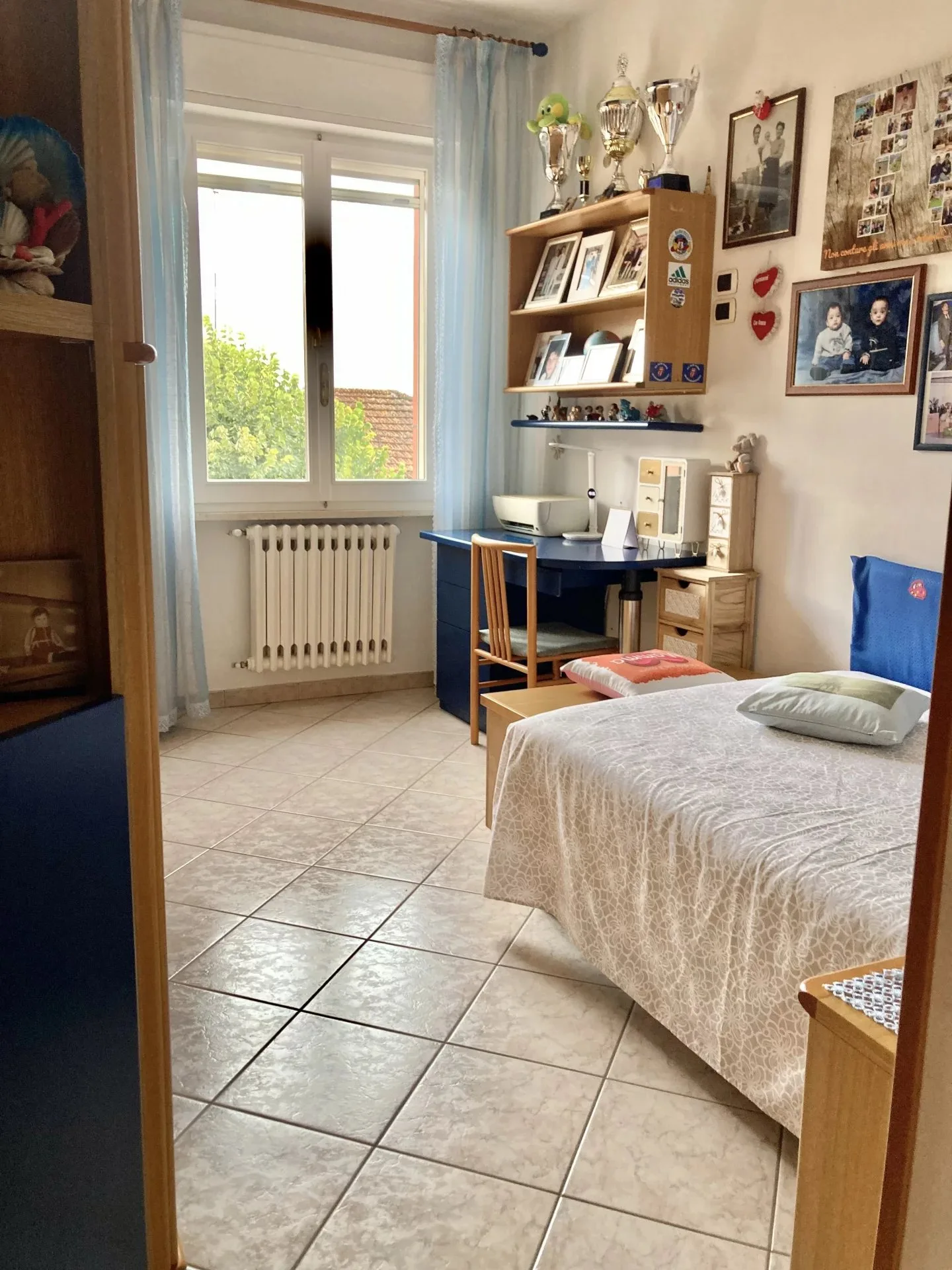 Seconda camera da letto con scrivania dell'appartamento a Montemarciano